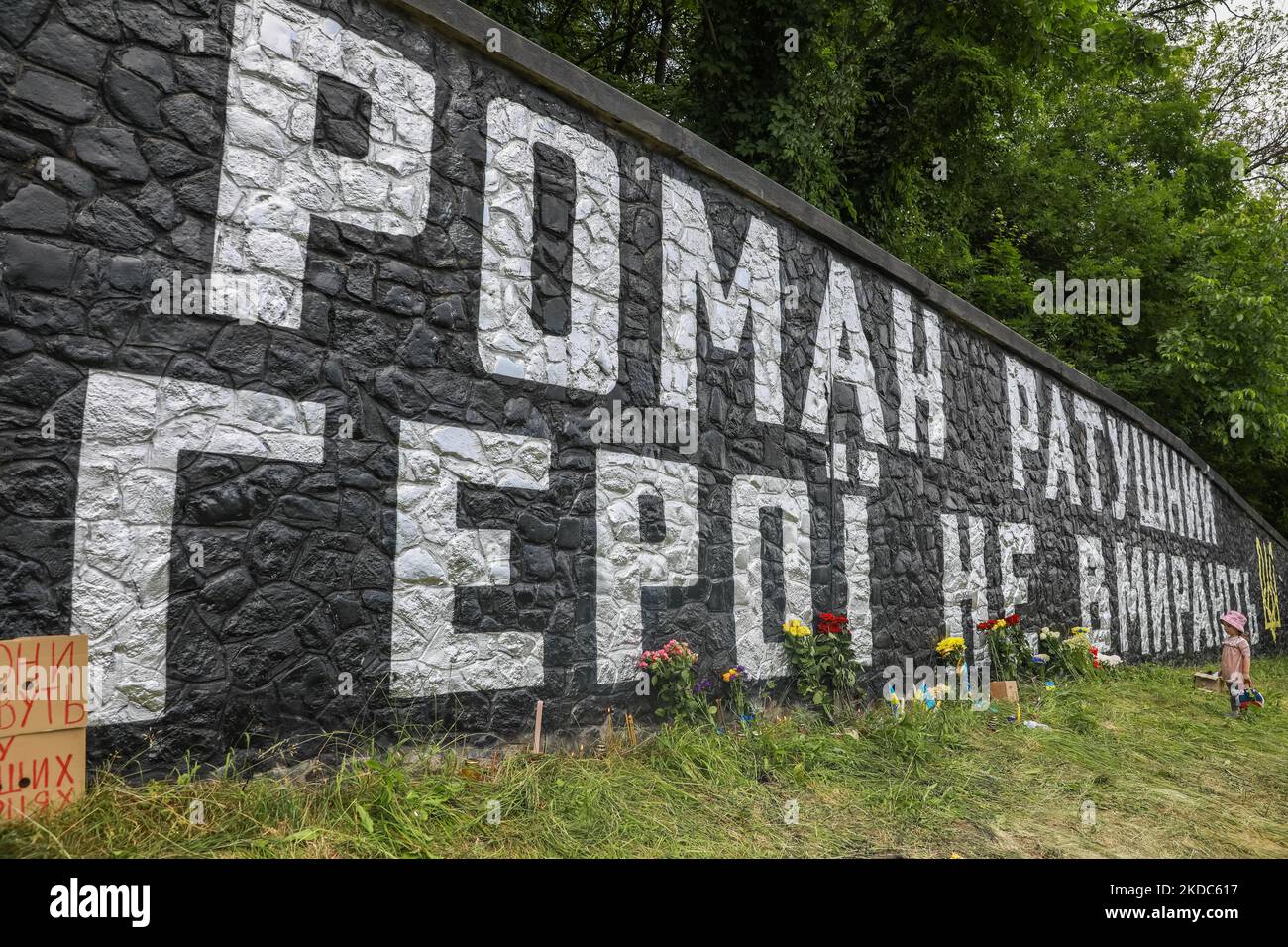 Graffiti 'Roman Ratushnyi. Les héros ne meurent pas" peint sur le mur près de la route à Kiev, Ukraine, 16 juin 2022. Le militant et soldat romain Ratushnyi est mort sur 9 juin lors d'une bataille près d'Izium dans la région de Kharkiv. Il avait 23 ans. (Photo par Oleksandr Khomenko/NurPhoto) Banque D'Images