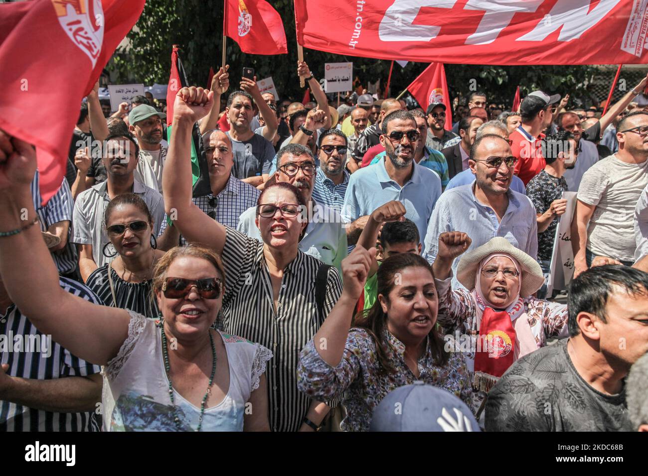 Les syndicalistes soulèvent le poing alors qu'ils brandissent des slogans lors d'un rassemblement organisé par le Syndicat général du travail tunisien (UGTT) à l'occasion de la grève publique nationale à l'extérieur du siège de l'UGTT à Tunis, en Tunisie, sur 16 juin 2022, Demander une augmentation des salaires et s'opposer aux réductions de dépenses et aux privatisations proposées par le président Kais Saied alors que le pays est confronté à une crise économique. (Photo de Chedly Ben Ibrahim/NurPhoto) Banque D'Images