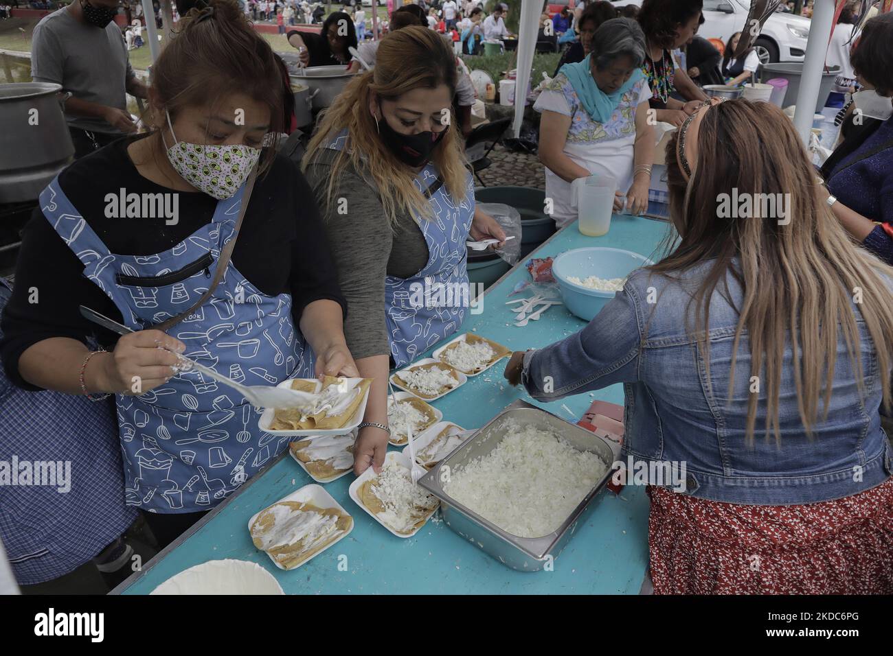 Préparation et distribution des enchiladas (plat mexicain typique à base de tortilla et de sauce verte) dans l'ex-couvent de Culhuacán, Mexico, à l'occasion du Corpus Christi jeudi, mieux connu sous le nom de « Dia de las Mulas » (jour des Mules). Le jour de Corpus Christi, qui date du 13th siècle en Belgique, est célébré 60 jours après le dimanche de Pâques dans le but de proclamer et d'accroître la foi en Jésus-Christ, qui se trouve dans le Saint Sacrement, selon l'Église catholique. (Photo de Gerardo Vieyra/NurPhoto) Banque D'Images