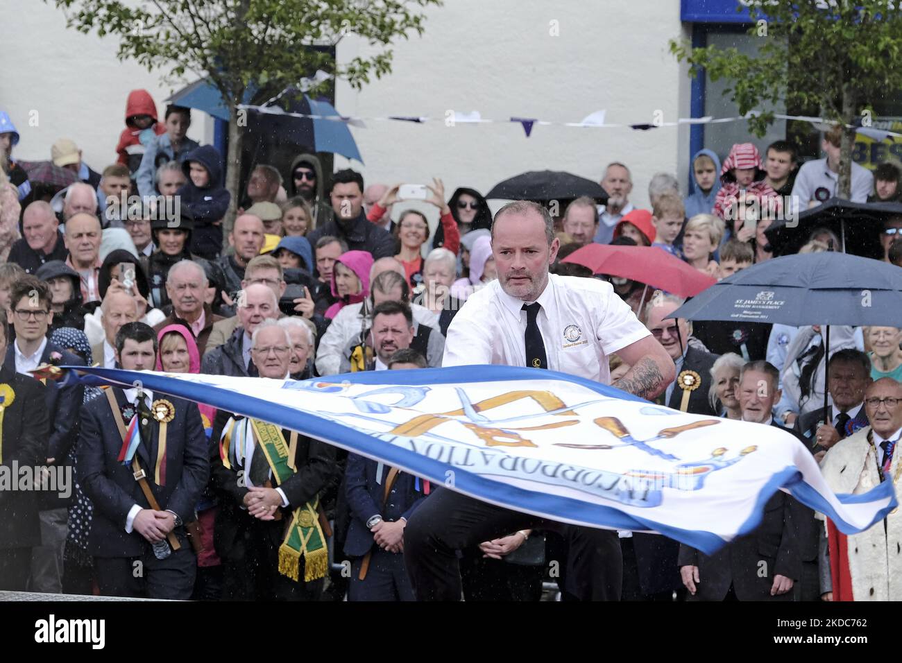 Selkirk incorporation de Hammermen, M. Neil Purves. Casting du drapeau de ses associations (Standard) pendant la commune de la ville, l'un des plus anciens festivals de frontières, sur 17 juin 2022 à Selkirk, en Écosse. L'événement, qui date de la bataille de Flodden en 1513, se souvient de l'histoire de Flodden, quand Selkirk envoya 80 hommes au combat avec le roi écossais. Un homme est retourné, portant un drapeau anglais taché de sang. Le point culminant de la journée implique le porteur standard et les métiers d’art et associations les porteurs standard de la ville qui jettent leurs couleurs sur l’ancien marché de Selkirk. (Photo de Rob Gray/nu Banque D'Images