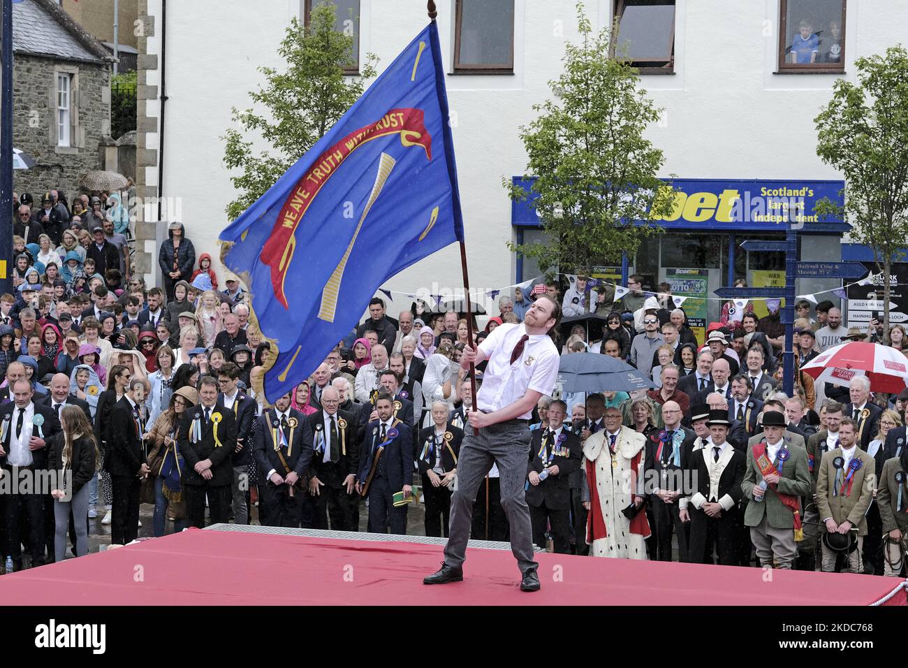Selkirk Corporation of Weavers, M. Stuart Harkness Casting de ses associations drapeau (Standard) qui a lieu pendant la circonscription commune de la ville, l'un des plus anciens festivals de frontières, sur 17 juin 2022 à Selkirk, en Écosse. L'événement, qui date de la bataille de Flodden en 1513, se souvient de l'histoire de Flodden, quand Selkirk envoya 80 hommes au combat avec le roi écossais. Un homme est retourné, portant un drapeau anglais taché de sang. Le point culminant de la journée implique le porteur standard et les métiers d’art et associations les porteurs standard de la ville qui jettent leurs couleurs sur l’ancien marché de Selkirk. (Photo de Rob Gray/Nur Banque D'Images