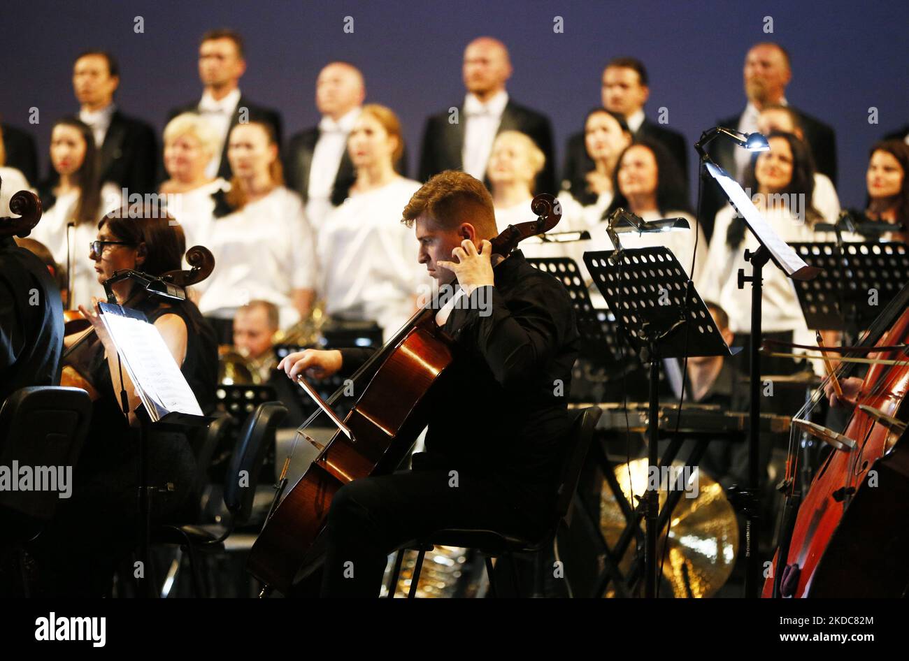 Les artistes ukrainiens se produisent au cours du premier concert, depuis le début de l'invasion russe en Ukraine, au Théâtre national d'opéra et de ballet universitaire d'Odesa, en Ukraine, le 17 juin 2022. Le Théâtre national de ballet et d'opéra universitaire d'Odesa a ouvert ses portes aux visiteurs pour la première fois depuis l'invasion russe en Ukraine, et reprend la présentation de leurs performances et concerts. Les premiers concerts "Gala Opéra", "Gala Ballet" et l'opéra "Un Zaporozhian au-delà du Danube" sont dédiés à l'armée ukrainienne. (Photo par STR/NurPhoto) Banque D'Images