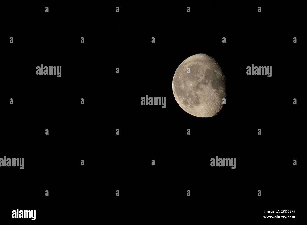 Une lune gibeuse déclinante est vue dans le ciel nocturne au-dessus de Varsovie, Pologne, le 18 juin 2022. La prochaine pleine lune en 2022 sera la lune de buck également connue sous le nom de lune de tonnerre. (Photo par STR/NurPhoto) Banque D'Images