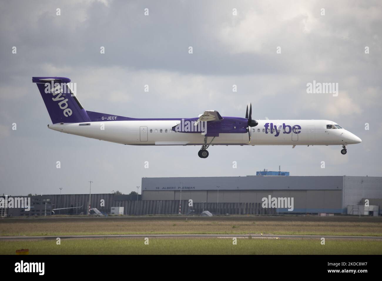 Avion turbopropulseur Flybe Bombardier DHC-8-400 tel qu'observé atterrissant à l'aéroport d'Amsterdam Schiphol en provenance de l'aéroport de Londres Heathrow LHR. L'avion a l'enregistrement - numéro de queue G-JECY. Flybe est une compagnie aérienne britannique basée à l'aéroport de Birmingham en Angleterre et utilise une flotte d'avions de Havilland Canada Dash 8. Amsterdam, pays-Bas sur 1 juin 2022 (photo de Nicolas Economou/NurPhoto) Banque D'Images