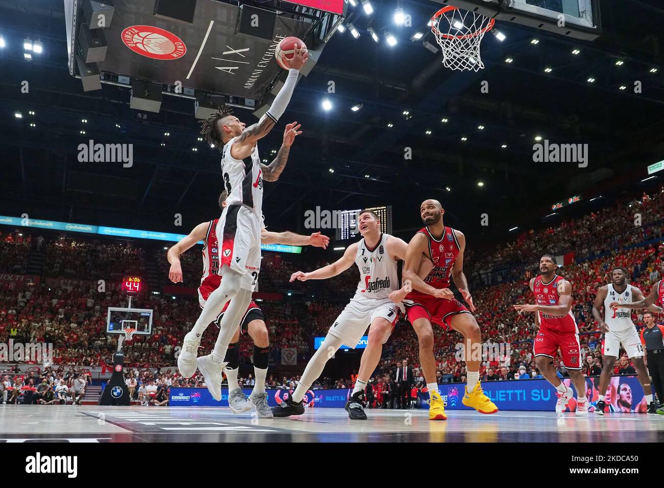 APPAREIL PHOTO NUMÉRIQUE OLYMPUS pendant le basket italien A Serie Championship Game 6 final - AX Armani Exchange Milano vs Virtus Segafredo Bologna on 18 juin 2022 au Forum de Mediolanum à Milan, Italie (photo de Savino Paolella/LiveMedia/NurPhoto) Banque D'Images