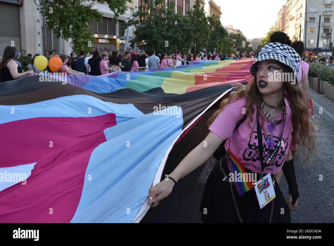 Les participants branle un drapeau géant de fierté, à Athènes, en Grèce, sur 19 juin 2022. Les milliers de marche à Athènes défilé de fierté 2022 qui, avec la devise "inconditionnellement" a porté sur la promotion de l'éducation inconditionnelle, l'égalité au mariage et à la famille, la sécurité et la vie dans l'ensemble à Athènes, Grèce. (Photo de Nicolas Koutsokostas/NurPhoto) Banque D'Images