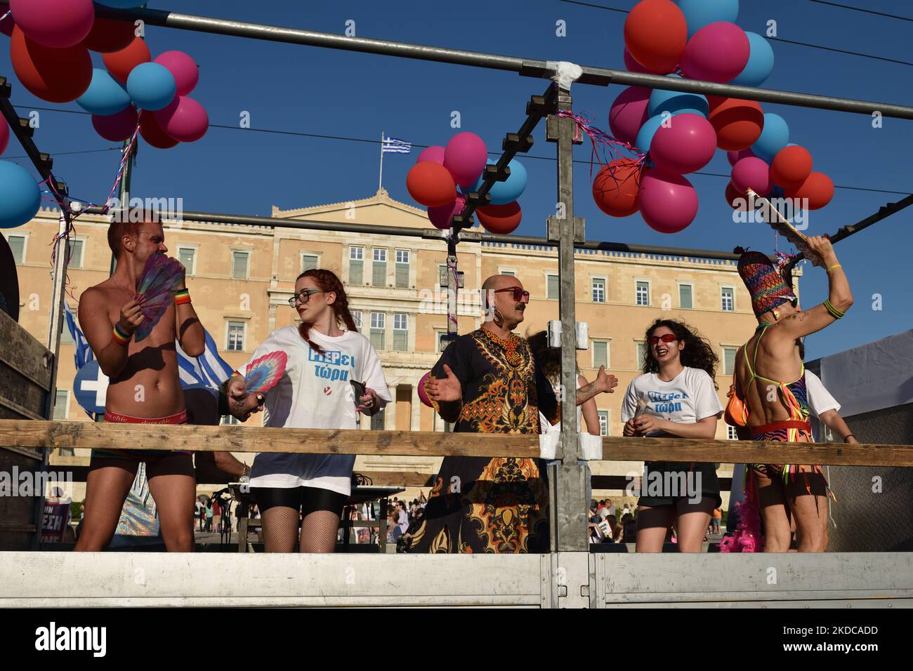 Participants sur un laissez-passer flottant devant le Parlement grec, à Athènes, Grèce, sur 19 juin 2022. Les milliers de marche à Athènes défilé de fierté 2022 qui, avec la devise "inconditionnellement" a porté sur la promotion de l'éducation inconditionnelle, l'égalité au mariage et à la famille, la sécurité et la vie dans l'ensemble à Athènes, Grèce. (Photo de Nicolas Koutsokostas/NurPhoto) Banque D'Images