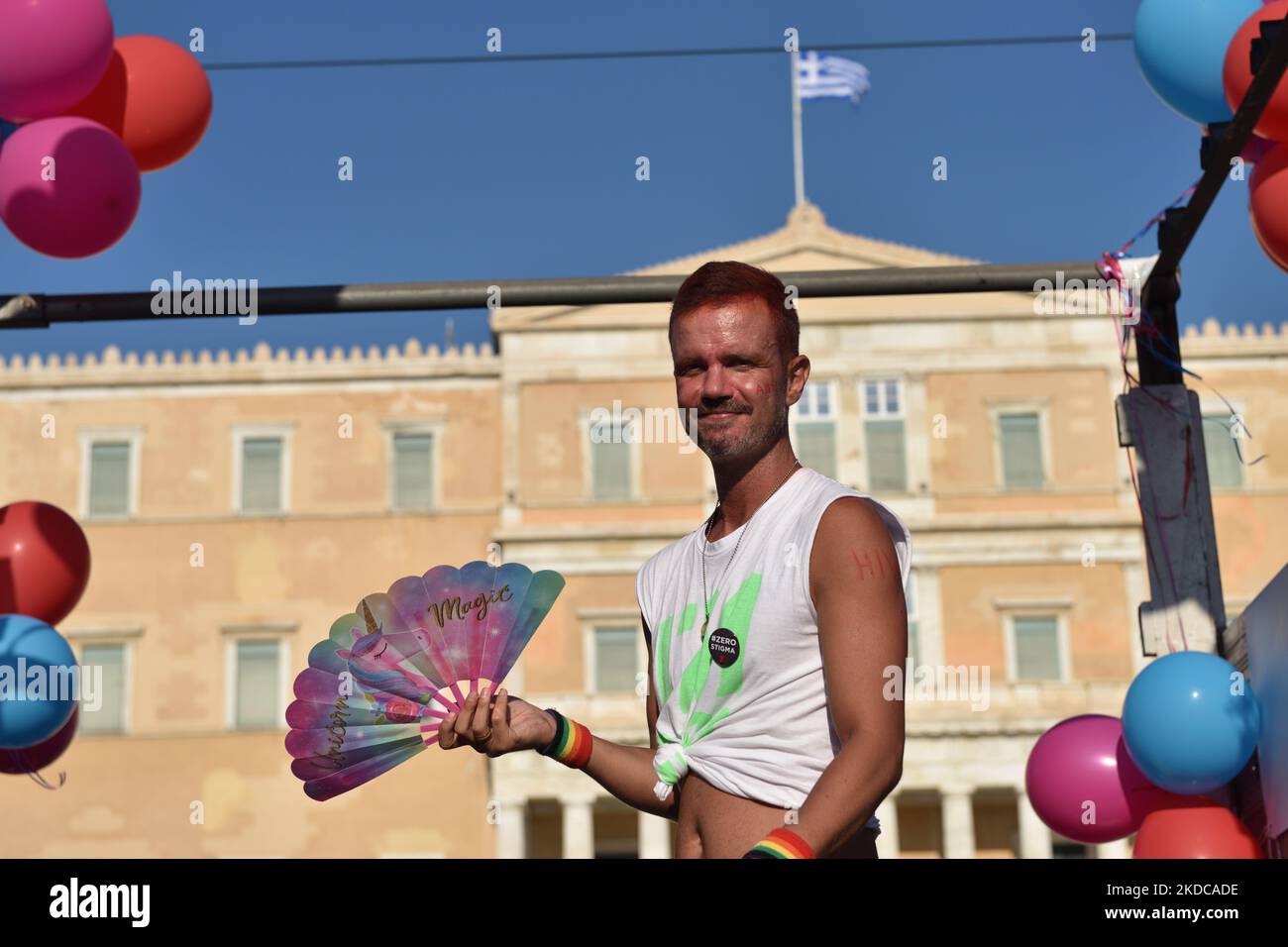 Un participant sur un flotteur passe devant le Parlement grec, à Athènes, Grèce, sur 19 juin 2022. Les milliers de marche à Athènes défilé de fierté 2022 qui, avec la devise "inconditionnellement" a porté sur la promotion de l'éducation inconditionnelle, l'égalité au mariage et à la famille, la sécurité et la vie dans l'ensemble à Athènes, Grèce. (Photo de Nicolas Koutsokostas/NurPhoto) Banque D'Images