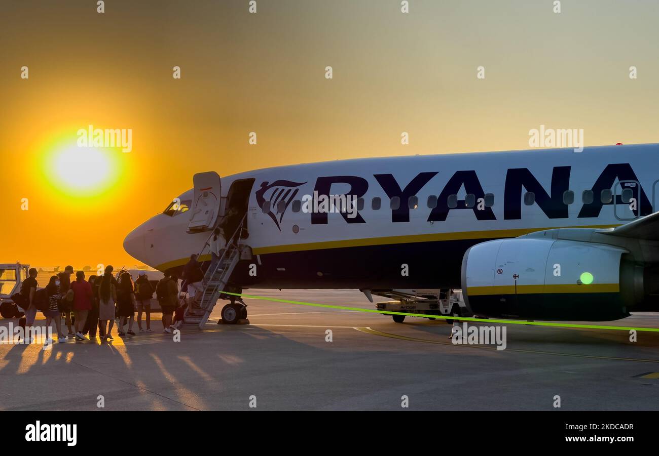 Les personnes embarquent dans le Ryanair FR4716 à l'aéroport de Brindisi, également connu sous le nom de l'aéroport de Brindisi Papola Casale et de l'aéroport de Salento, à Brindisi, en Italie, sur 19 juin 2022. (Photo de Manuel Romano/NurPhoto) Banque D'Images