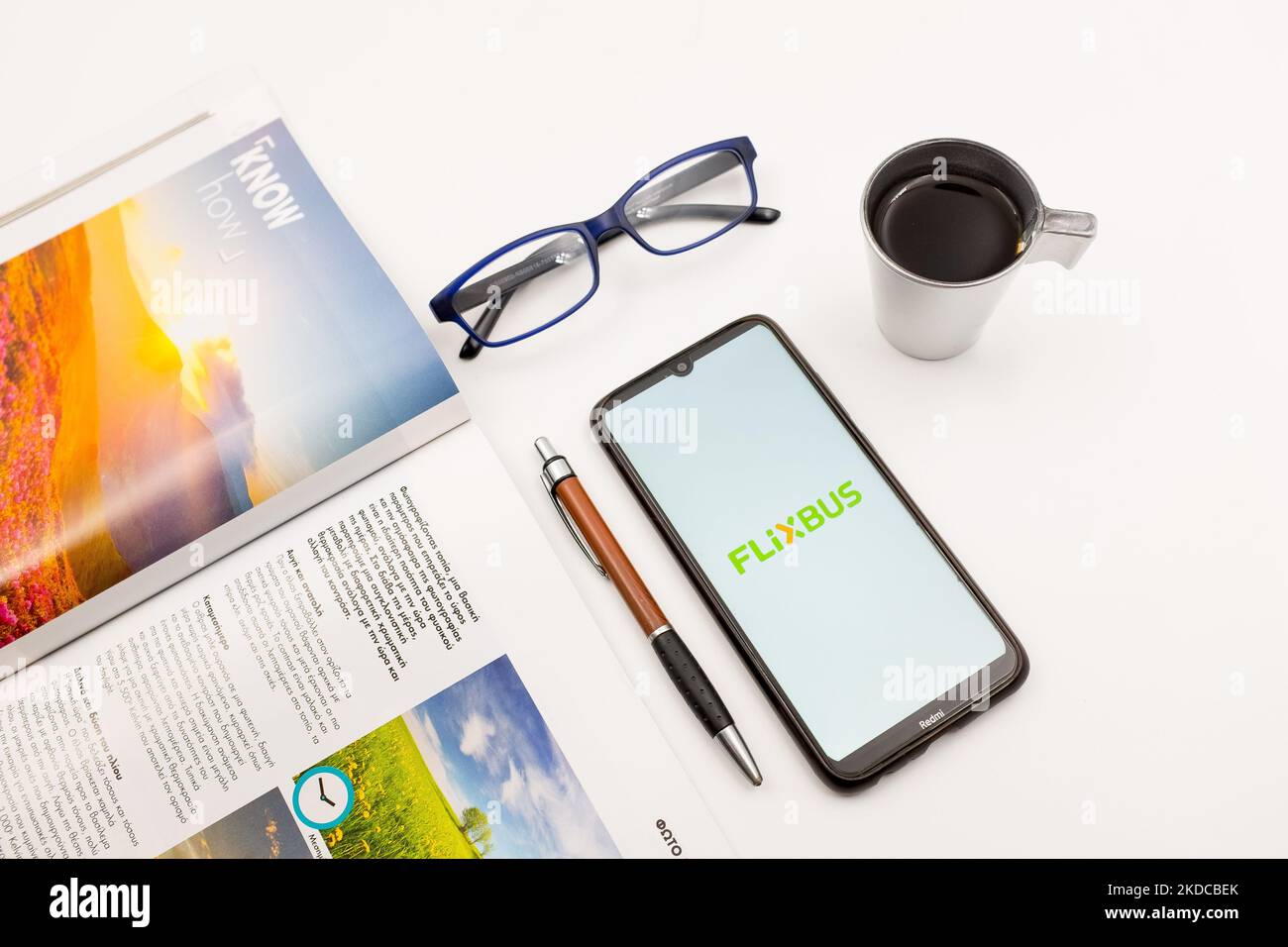 Sur cette photo, un logo FlixBus est affiché sur l'écran d'un smartphone, sur un bureau à côté d'un café, d'un stylo, de lunettes et d'un magazine à Athènes, en Grèce, sur 19 juin 2022. (Photo d'illustration par Nikolas Kokovlis/NurPhoto) Banque D'Images