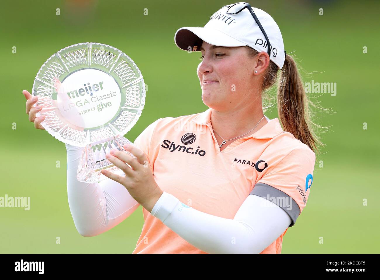 Jennifer Kupcho, des États-Unis, remporte le trophée après avoir remporté la Classique Meijer LPGA pour le tournoi de golf Simply Donnez au Blythefield Country Club à Belmont, MI, USA Sunday, 19 juin 2022. (Photo de Jorge Lemus/NurPhoto) Banque D'Images