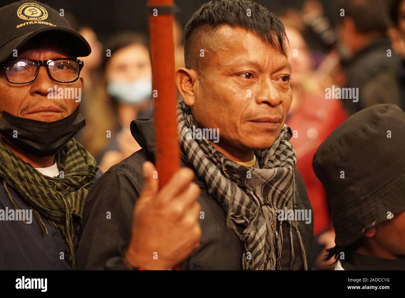 Les membres de la communauté autochtone célèbrent la victoire du candidat Gustavo Petro du parti Paco Historico, nouveau président de la Colombie à Bogota, sur 19 juin 2022. Colombie à Bogota, sur 19 juin 2022. (Photo de Daniel Garzon Herazo/NurPhoto) Banque D'Images