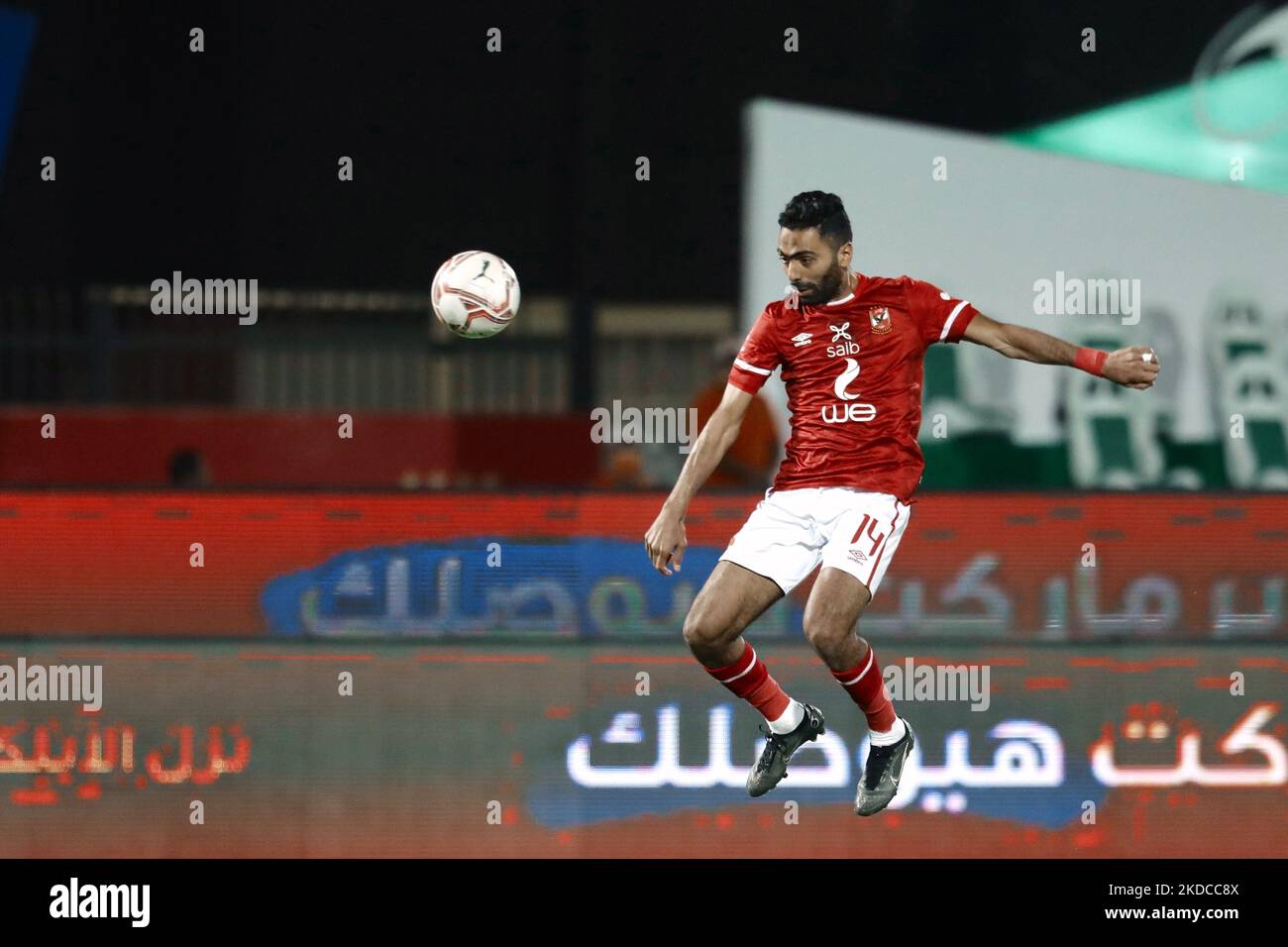 Hussien elshahat d'Al Ahly contrôle le ballon pendant le match entre Zamalek et Al Ahly au stade Al Salam le 19 juin 2022 au Caire (photo d'Ahmed Awaad/NurPhoto) Banque D'Images