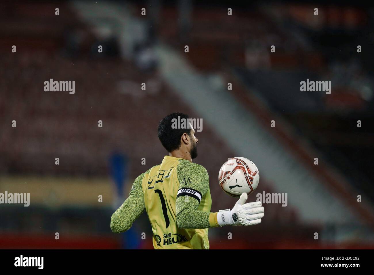 Mohamed Elshenawy GK d'Al Ahly contrôle le ballon pendant le match entre Zamalek et Al Ahly au stade Al Salam le 19 juin 2022 au Caire (photo d'Ahmed Awaad/NurPhoto) Banque D'Images