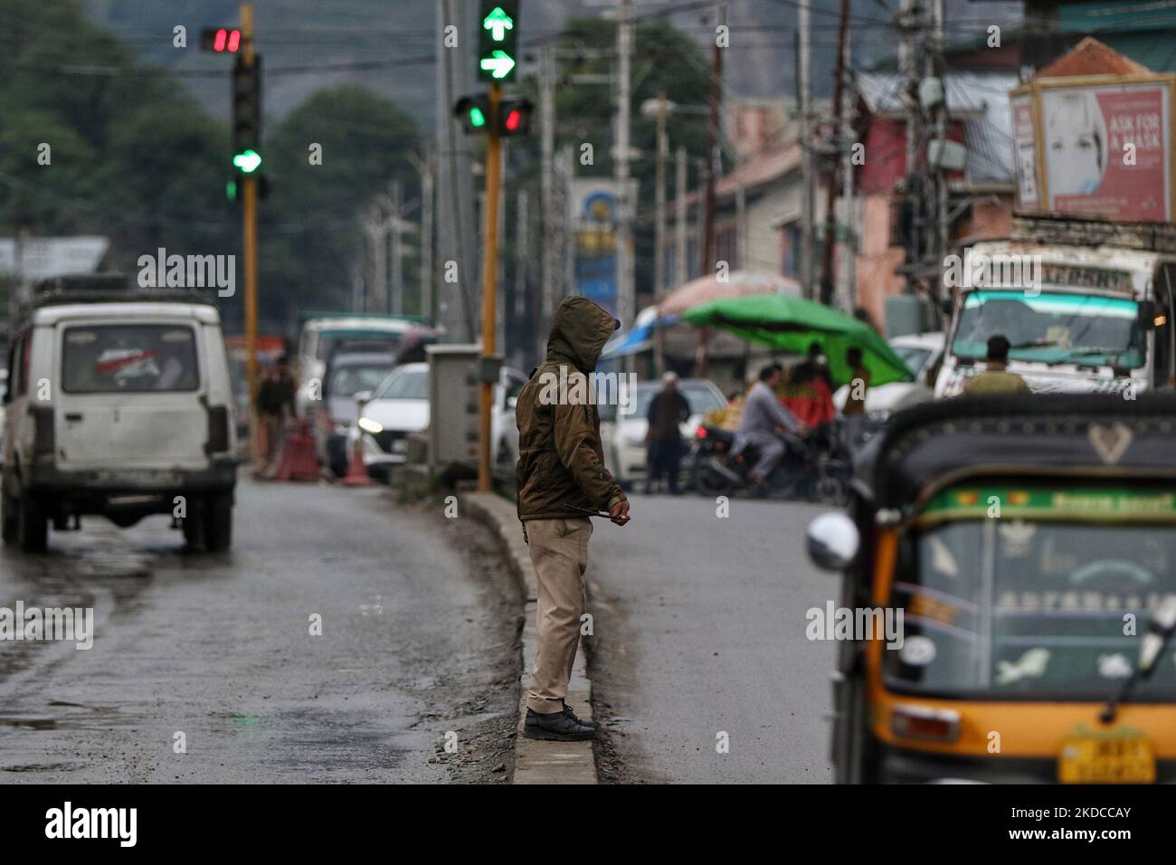 Une cop de la police du Cachemire de Jammu réglemente la circulation à Baramulla, Jammu-et-Cachemire, Inde 20 juin 2022. (Photo de Nasir Kachroo/NurPhoto) Banque D'Images