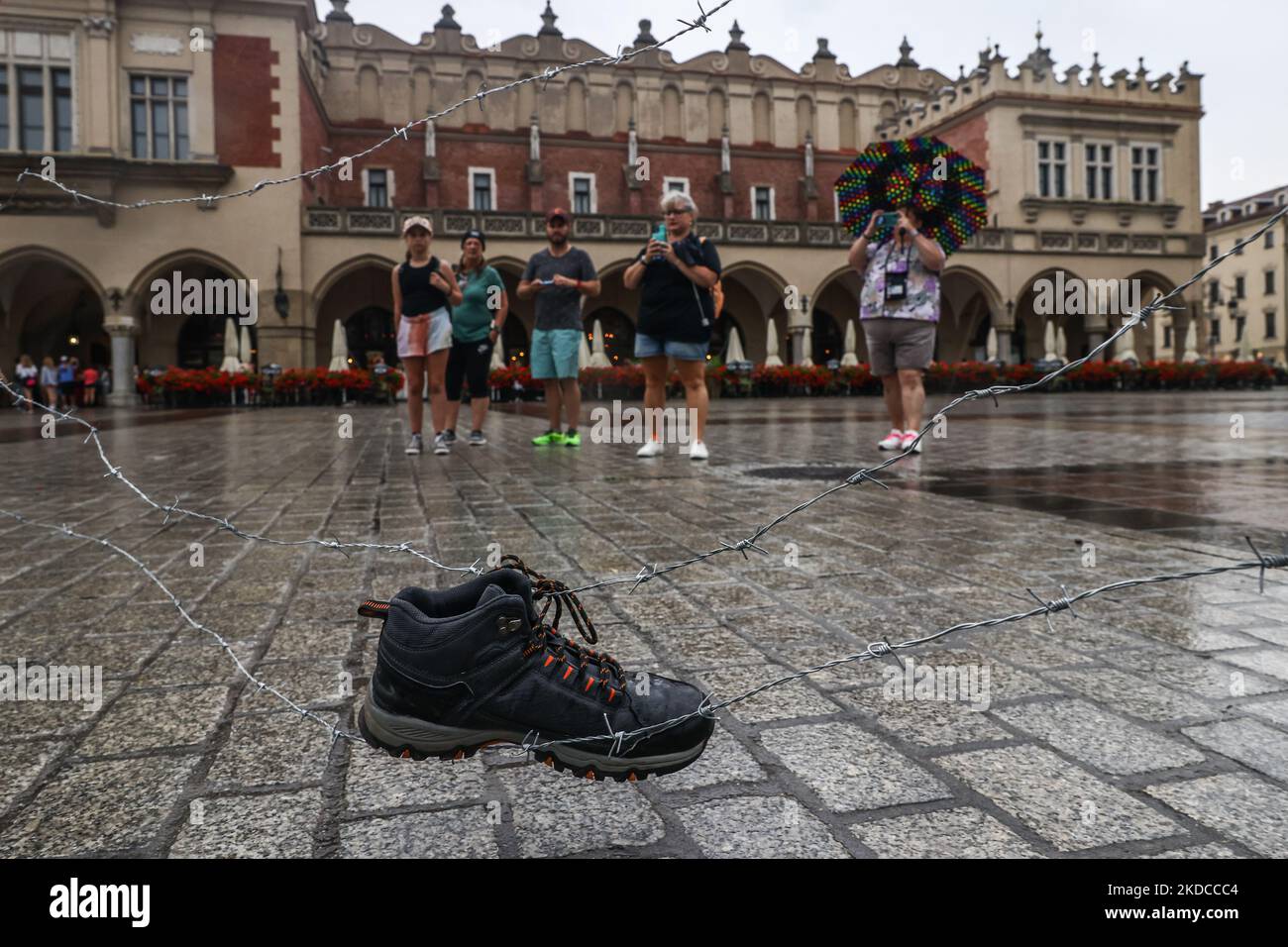 Une chaussure accrochée à une clôture barbelée est vue lors de « assez de mort sur notre frontière » organisé par le Comité pour la défense de la démocratie (KOD) à l'occasion de la Journée mondiale des réfugiés à Cracovie, en Pologne, sur 20 juin 2022. L'événement a rappelé la situation des réfugiés et des migrants du Moyen-Orient qui ont été pris par les gardes polonais dans les forêts frontalières et repoussés vers le côté bélarussien. Plus d'une douzaine de corps de réfugiés morts de froid, de faim et d'épuisement ont été trouvés essayant de traverser le Bélarus. (Photo de Beata Zawrzel/NurPhoto) Banque D'Images