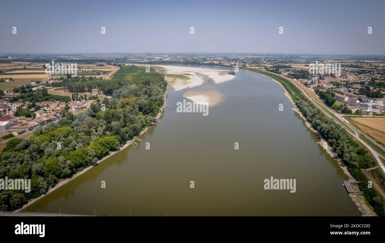 Vue de drone sur le po à San Giorgio Piacentino, sur 20 juin 2022. Certaines parties du fleuve po, la plus longue rivière d'Italie et le plus grand réservoir d'eau douce du pays, risquent de s'assécher pendant la pire sécheresse depuis 70 ans. (Photo de Manuel Romano/NurPhoto) Banque D'Images