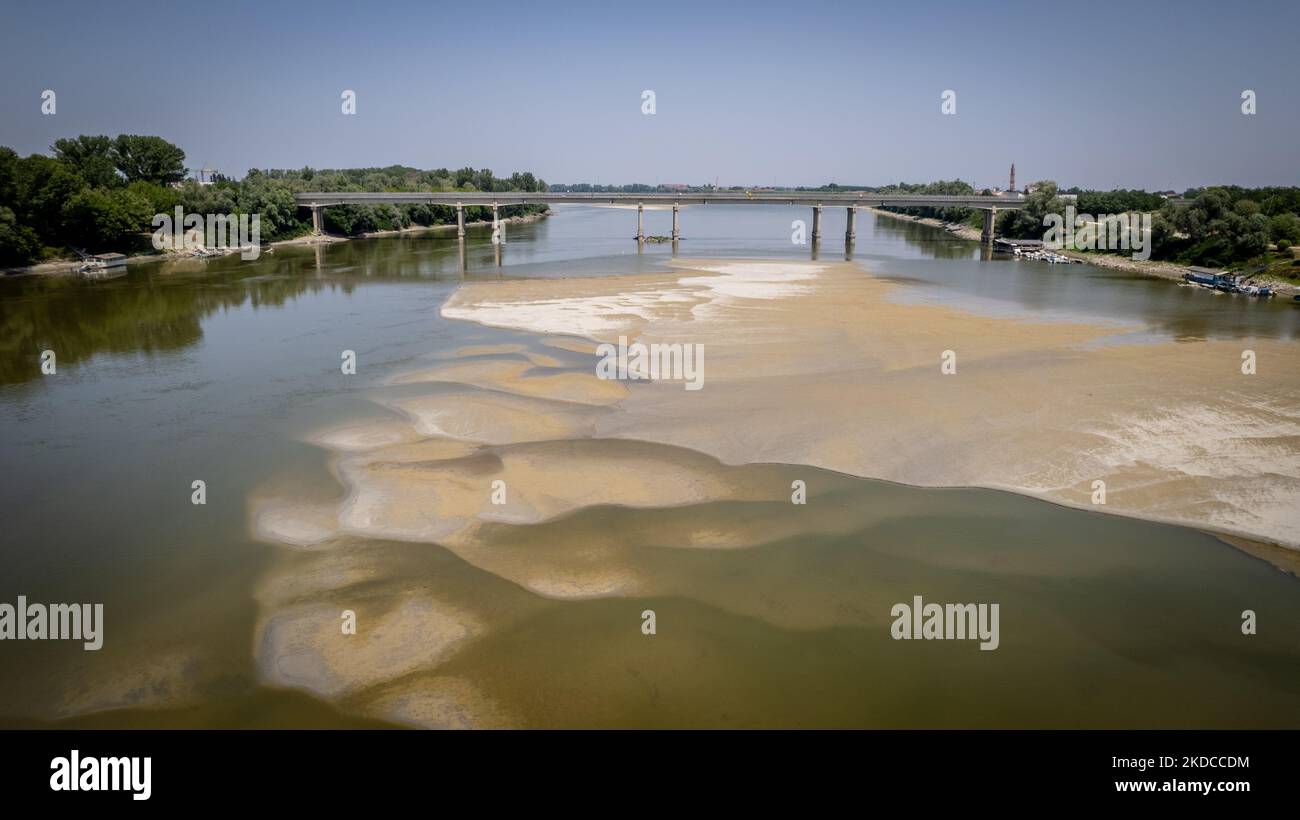 Vue de drone sur le po à San Giorgio Piacentino, sur 20 juin 2022. Certaines parties du fleuve po, la plus longue rivière d'Italie et le plus grand réservoir d'eau douce du pays, risquent de s'assécher pendant la pire sécheresse depuis 70 ans. (Photo de Manuel Romano/NurPhoto) Banque D'Images
