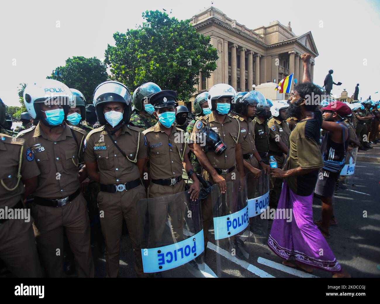 Le personnel de sécurité srilankais se tient à l