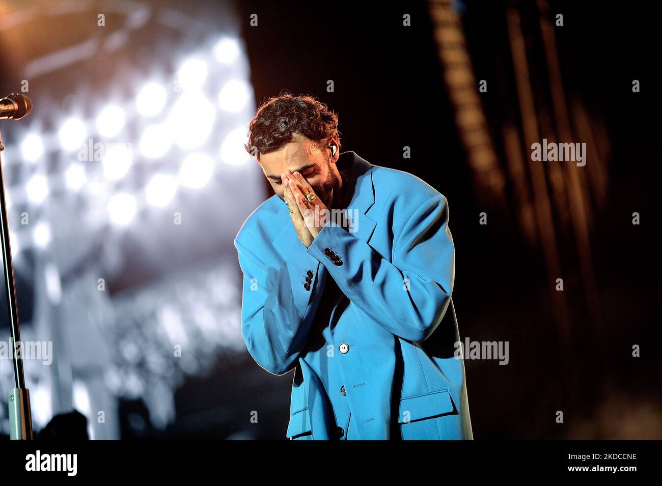 Marco Mengoni chantant sur la scène - milan san siro pendant le concert de musique de la chanteuse italienne Marco Mengoni sur 19 juin 2022 au stade San Siro à Milan, Italie (photo de Samantha Palazzini/LiveMedia/NurPhoto) Banque D'Images