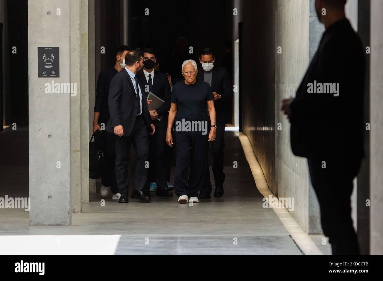 Giorgio Armani arrive au défilé de mode Emporio Armani lors de la semaine de mode de Milan S/S 2023 sur 18 juin 2022 à Milan, Italie. (Photo par Mairo Cinquetti/NurPhoto) Banque D'Images