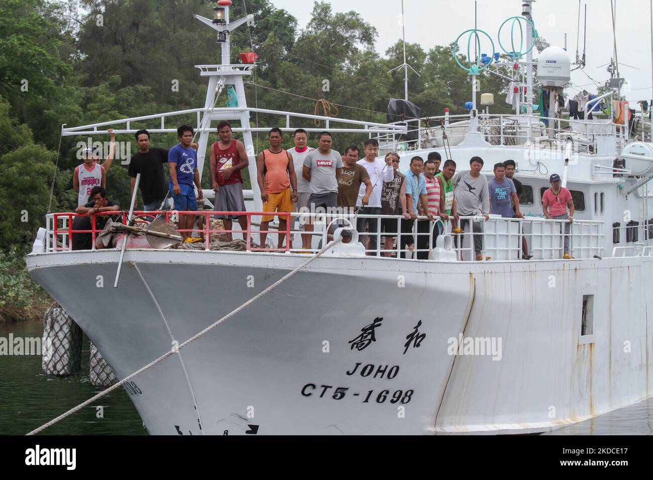 Un bateau de pêche de Taïwan et son équipage de 22 personnes ont été arrêtés par la Marine indonésienne en entrant dans les eaux d'Aceh du Nord sur 19 juin, Qui fait actuellement l'objet d'une enquête pour des violations de la Convention des Nations Unies sur le droit de la mer (UNCLOS), dans le port de Krueng Geukueh, dans le nord de l'Aceh, 21 juin 2022, province d'Aceh, Indonésie. (Photo de Fachrul Reza/NurPhoto) Banque D'Images