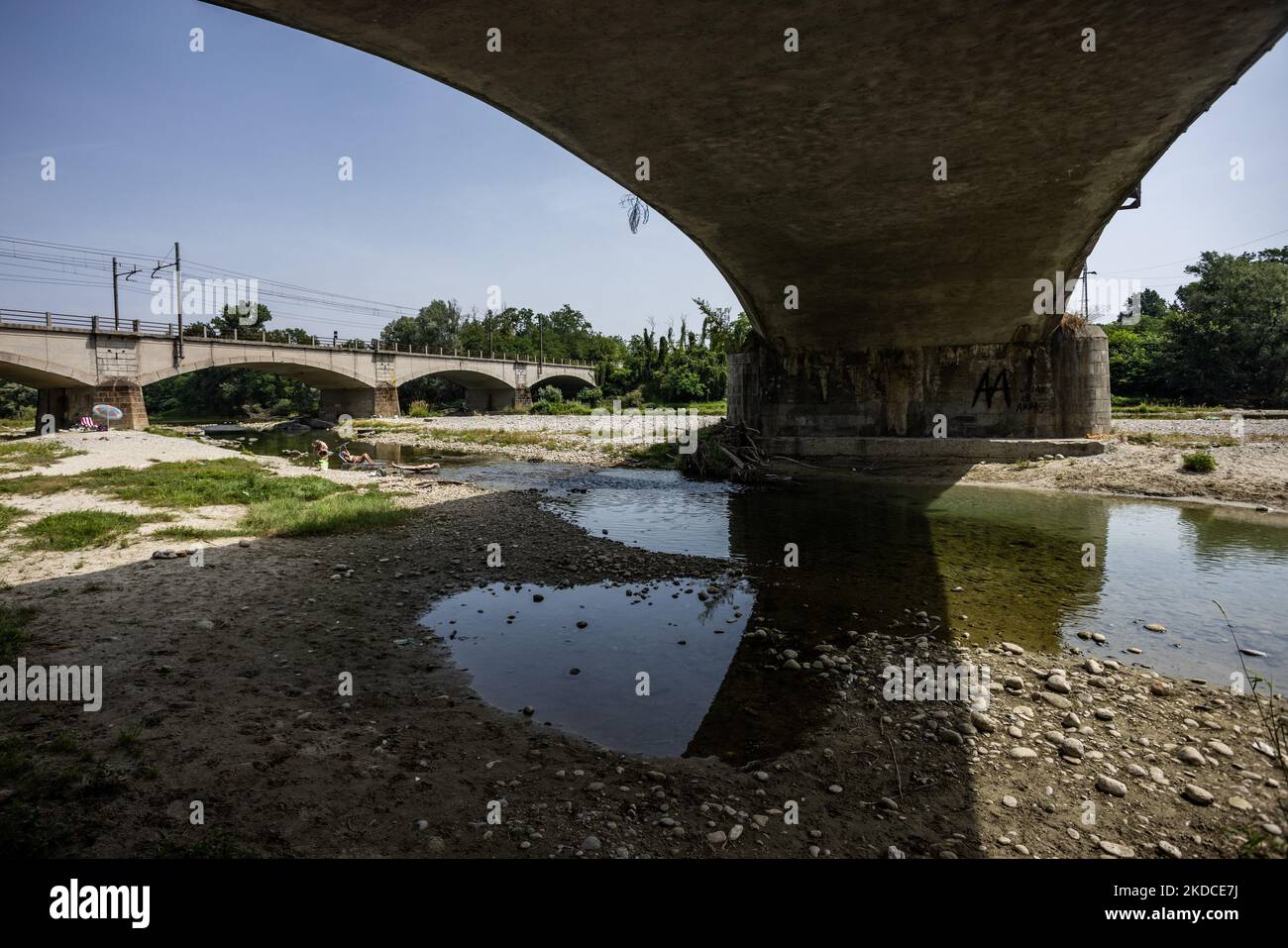 Le torrent Orco, un affluent du po, qui souffre d'une réduction extrême du débit d'eau due à la sécheresse, se trouve dans la région de Chivasso, dans la province de Turin.le manque d'eau dans le bassin du po n'a pas été atténué par les faibles pluies printanières. Après une période de sécheresse constante, le fleuve po et son bassin ont un débit d'eau inférieur à la moitié de la normale. Les prévisions à long terme n'indiquent pas qu'à court terme, le temps changera avec les précipitations persistantes. La sécheresse n'est pas un phénomène inhabituel, mais la fréquence avec laquelle elle se reproduit ces dernières années est également becomi Banque D'Images