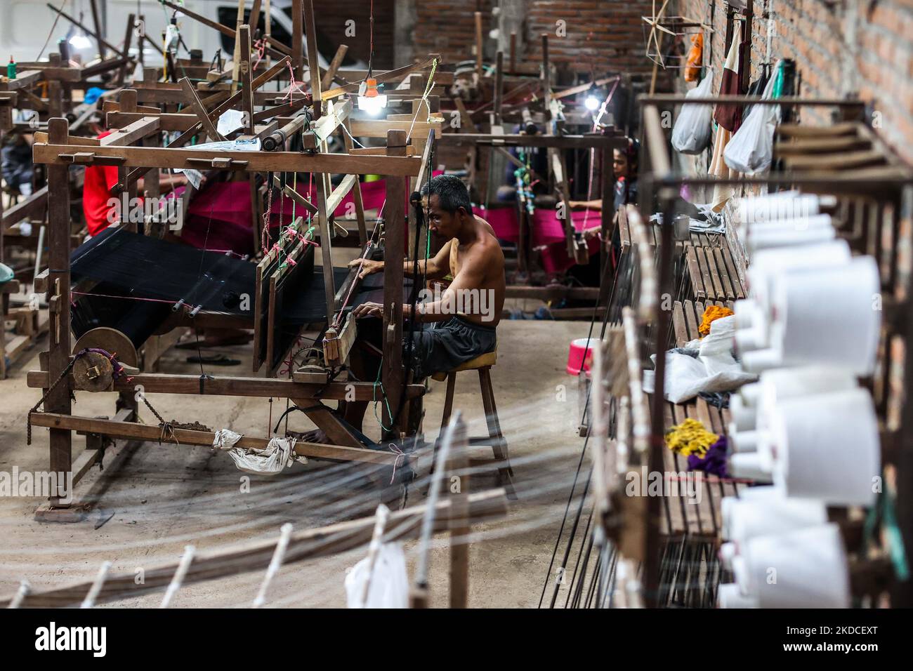 Un travailleur tisserand qui fait des textiles à l'atelier de tissage traditionnel du village de Troso à Jepara, province de Java centrale, Indonésie, sur 21 juin 2022. Les fabricants de textiles indonésiens sont actuellement sur une voie de rétablissement, après avoir lutté contre la pandémie COVID-19 au début de 2020 jusqu'en 2022. (Photo de Garry Lotulung/NurPhoto) Banque D'Images