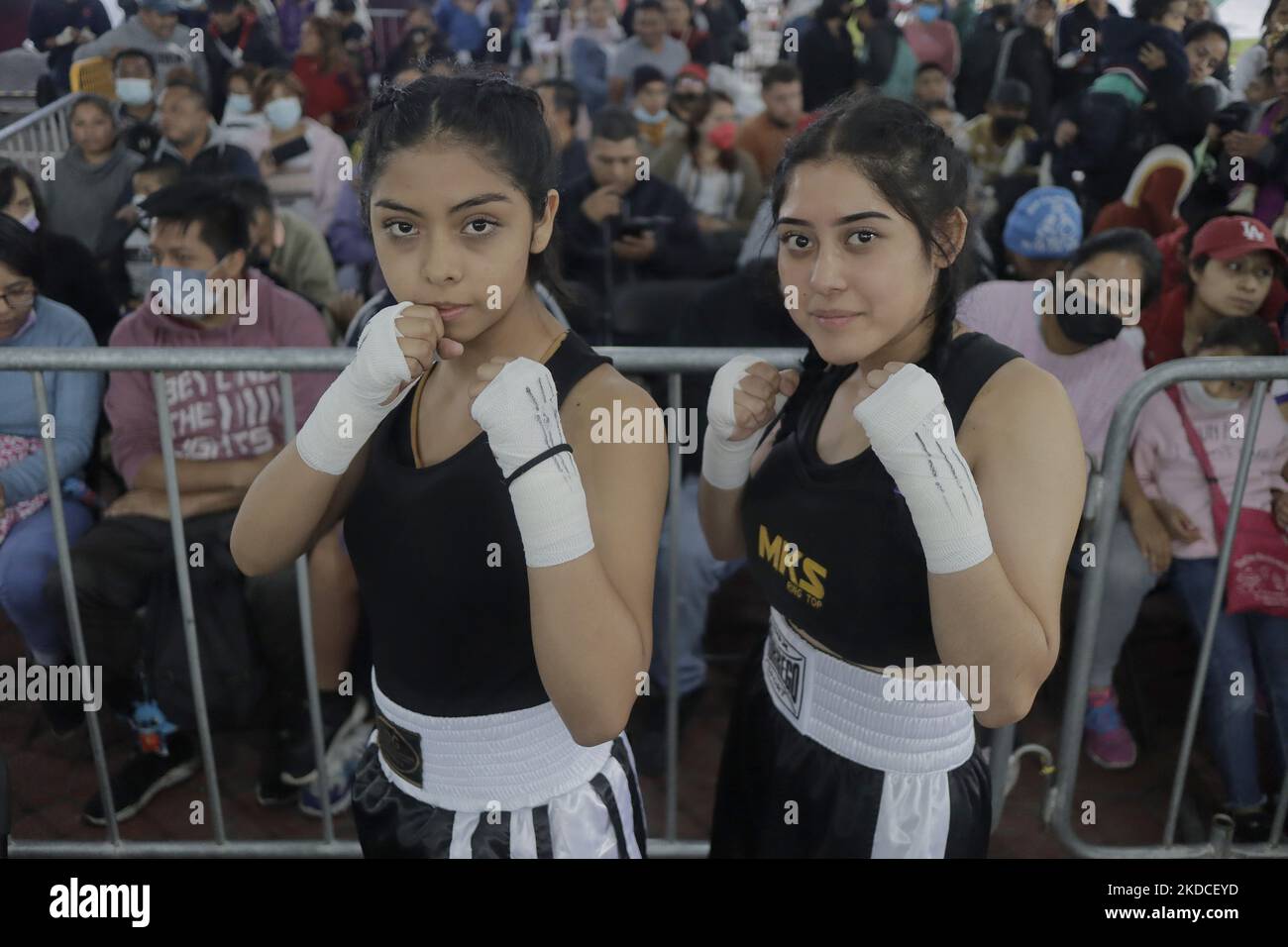 Deux femmes se posent avant une exposition de boxe au bureau du maire de Tláhuac à Mexico, à l'occasion du 800th anniversaire de la Fondation Cuitláhuac. Selon des données historiques, Tláhuac a été fondée en l'an 1222 après J.-C., près du centre de l'ancien lac de Xochimilco. Ses premiers colons étaient les Chichimecas. (Photo de Gerardo Vieyra/NurPhoto) Banque D'Images