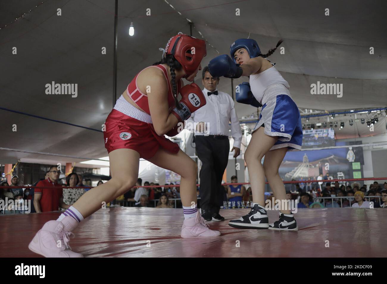 Deux femmes lors d'une exposition de boxe au bureau du maire de Tláhuac à Mexico, à l'occasion du 800th anniversaire de la Fondation Cuitláhuac. Selon des données historiques, Tláhuac a été fondée en l'an 1222 après J.-C., près du centre de l'ancien lac de Xochimilco. Ses premiers colons étaient les Chichimecas. (Photo de Gerardo Vieyra/NurPhoto) Banque D'Images