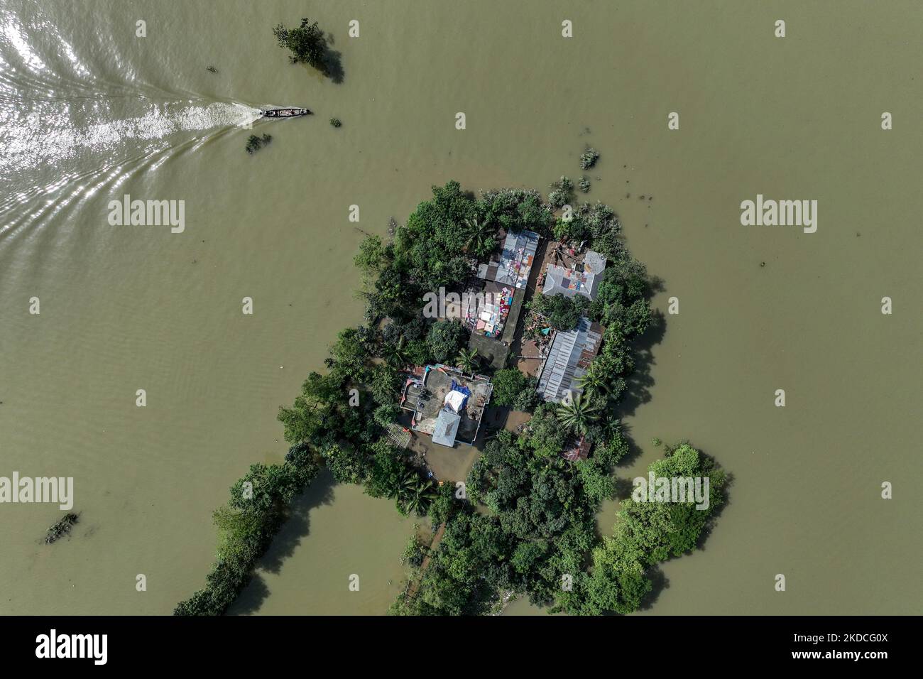 Une vue aérienne des maisons submergées par l'eau après des inondations soudaines dans le sous-district de companiganj à Sylhet, au Bangladesh, sur 22 juin 2022. (Photo par Mushfiqul Alam/NurPhoto) Banque D'Images