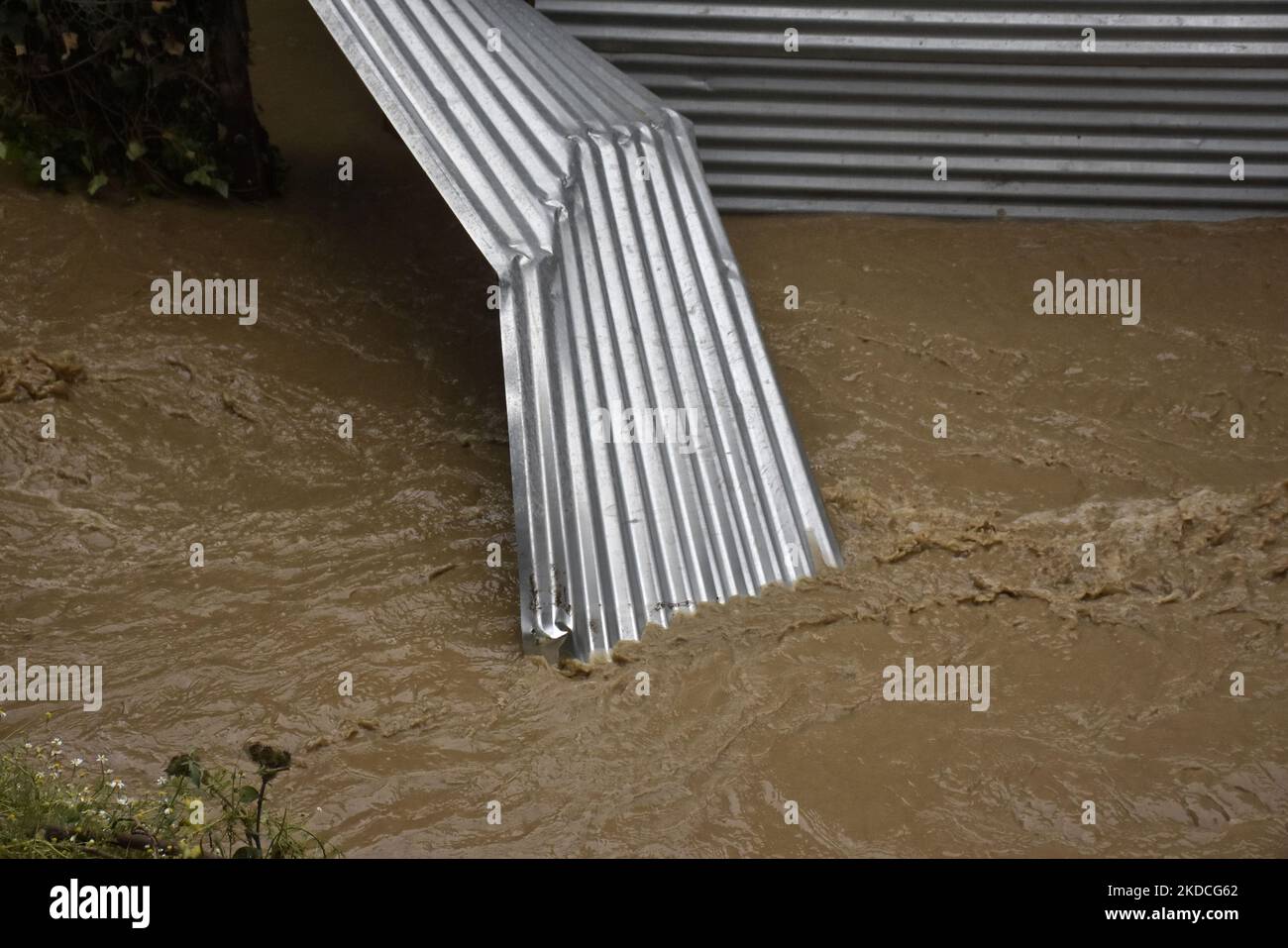 Une zone résidentielle submergée après une brèche dans un canal d'inondation à Srinagar, l'Inde a administré le Cachemire le 22 juin 2022. Une alerte aux inondations a été déclenchée dans de nombreuses parties de la vallée du Cachemire après que des pluies incessantes ont été enregistrées dans la vallée. (Photo de Muzamil Mattoo/NurPhoto) Banque D'Images