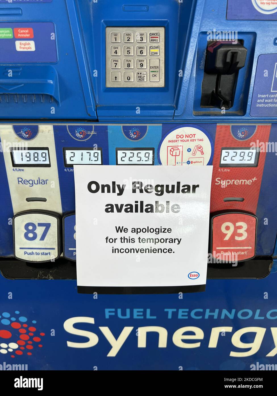 Signez une pompe à essence indiquant que seule l'essence ordinaire est disponible à Toronto, Ontario, Canada sur 19 juin 2022. Selon Statistique Canada, la flambée des prix de l'essence a permis au taux d'inflation annuel de mai d'atteindre son plus haut niveau depuis près de 40 ans. En mai, l'indice des prix à la consommation a augmenté de 7,7 % par rapport à l'an dernier, le rythme le plus rapide depuis janvier 1983, lorsqu'il a progressé de 8,2 %. (Photo de Creative Touch Imaging Ltd./NurPhoto) Banque D'Images