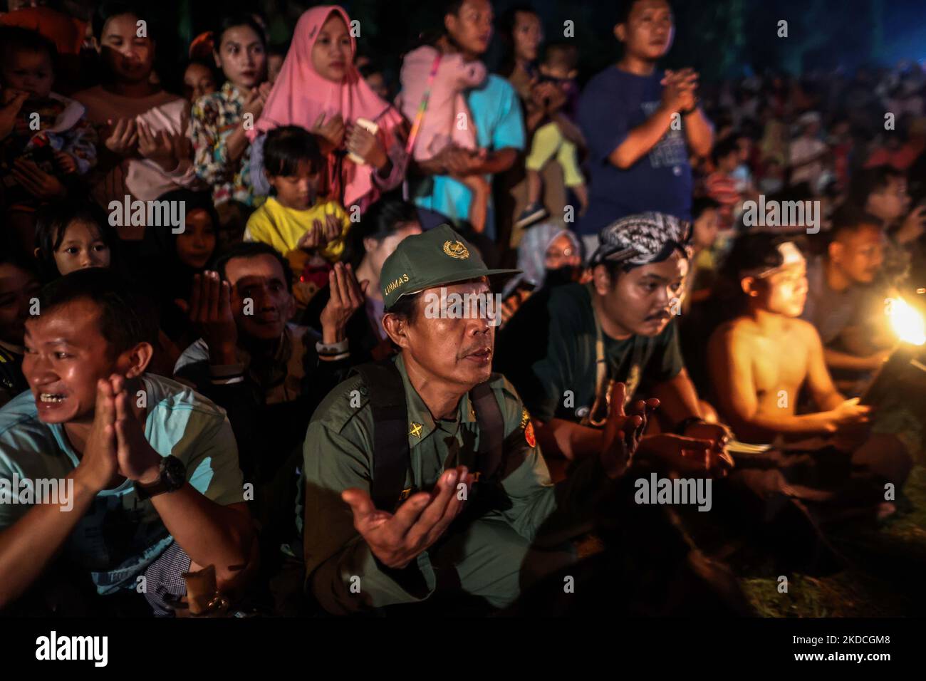 Les villageois regardent la bataille de feu, connue localement sous le nom de 'Sepak bola api', une boule de feu fabriquée à partir d'une noix de coco d'un palmier trempée lors d'un événement annuel traditionnel pour exprimer leur gratitude pour la récolte et rejeter les renforts dans le village de Kawak, Jepara, province de Java central, Indonésie, 21 juin, 2022. (Photo de Garry Lotulung/NurPhoto) Banque D'Images