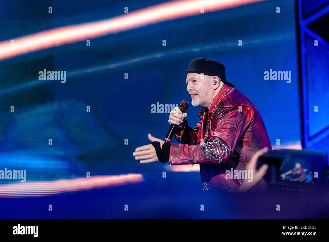 La chanteuse Vasco Rossi chante pendant le concert à Bari au stade de San Nicola sur 22 juin 2022. La chanteuse italienne Vasco Rossi se produit lors de la nouvelle tournée au stade S.Nicola de Bari, en Italie, sur 23 juin 2022. Pour la première fois après la réouverture après l'urgence sanitaire, 50 000 ont rempli le stade de San Nicola. Non seulement parce que quatre ans se sont écoulés depuis le dernier concert de Vasco Rossi à Bari, aussi à cause de la pandémie (photo par Davide Pischettola/NurPhoto) Banque D'Images