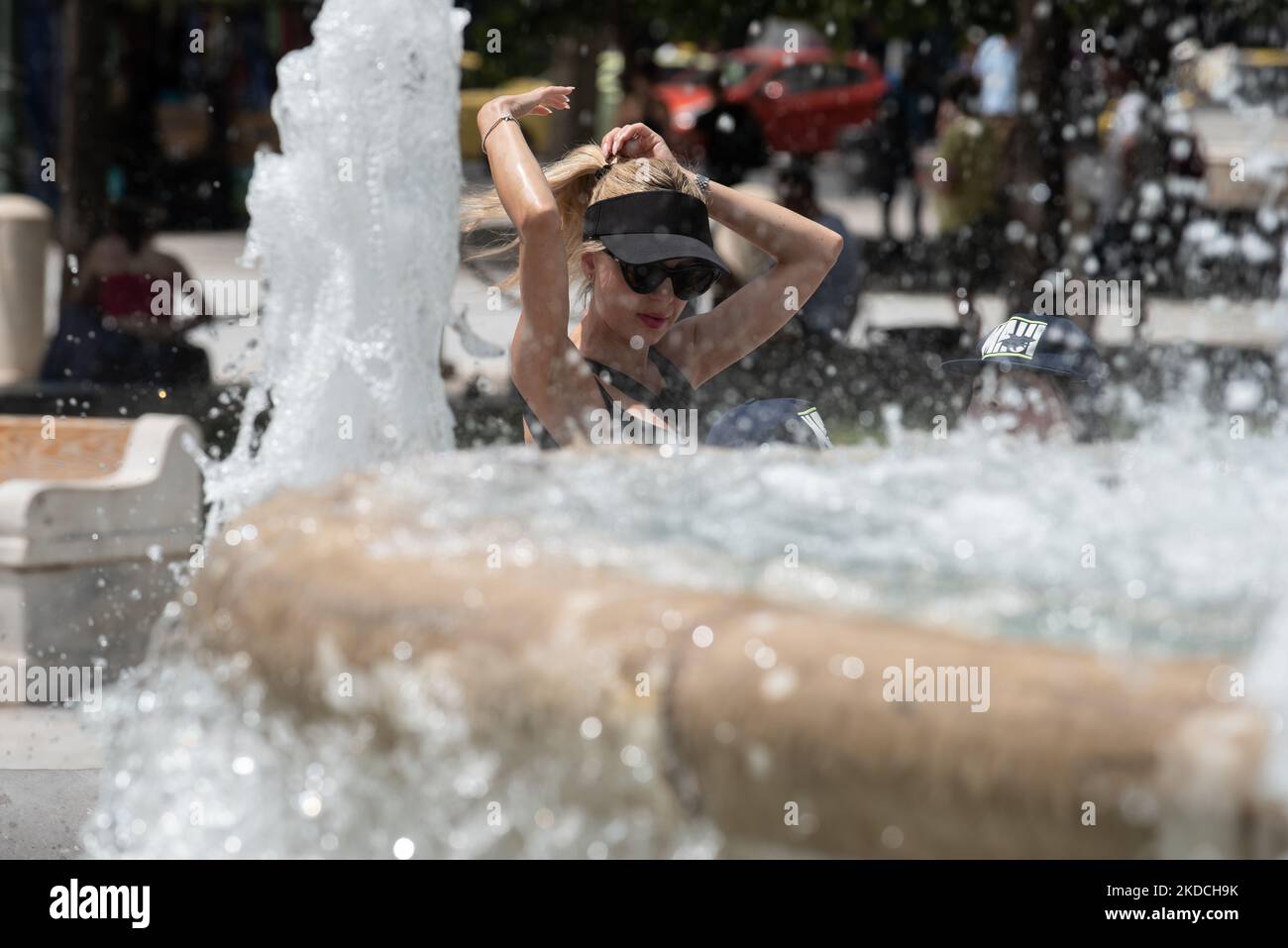 Une femme tente de se rafraîchir à une fontaine de la place Syntagma lors d'une vague de chaleur à Athènes, en Grèce, sur 23 juin 2022 (photo de Nicolas Koutsokostas/NurPhoto) Banque D'Images
