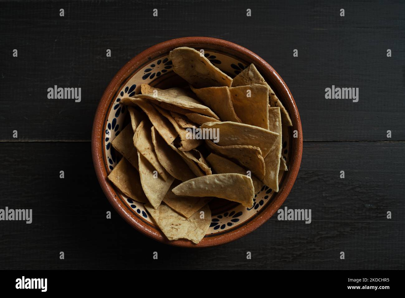 Une vue de dessus des chips tortilla dans un bol sur une table en bois Banque D'Images