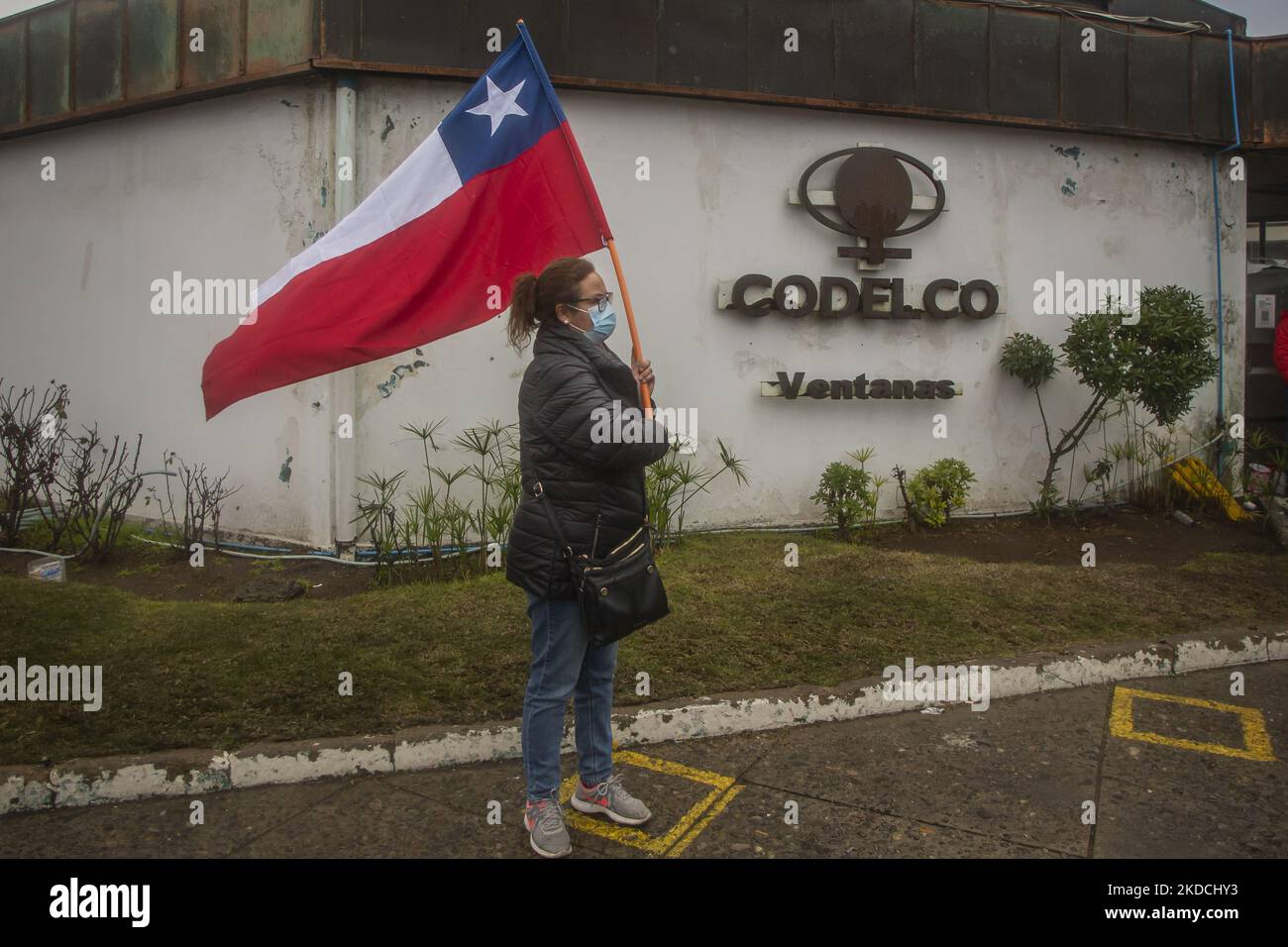 Les travailleurs de Codelco (travailleurs du cuivre), après avoir conclu un accord avec le gouvernement pour lancer une table de travail complémentaire et protéger les emplois des travailleurs de la fonderie de Ventanas codelco, terminent la grève nationale. En plus d'un accord de transition équitable pour le processus de fermeture. Sur 23 juin 2022. Ventanas, Puchuncavi. Province de Valparaíso, Chili. (Photo de Claudio Abarca Sandoval/NurPhoto) Banque D'Images