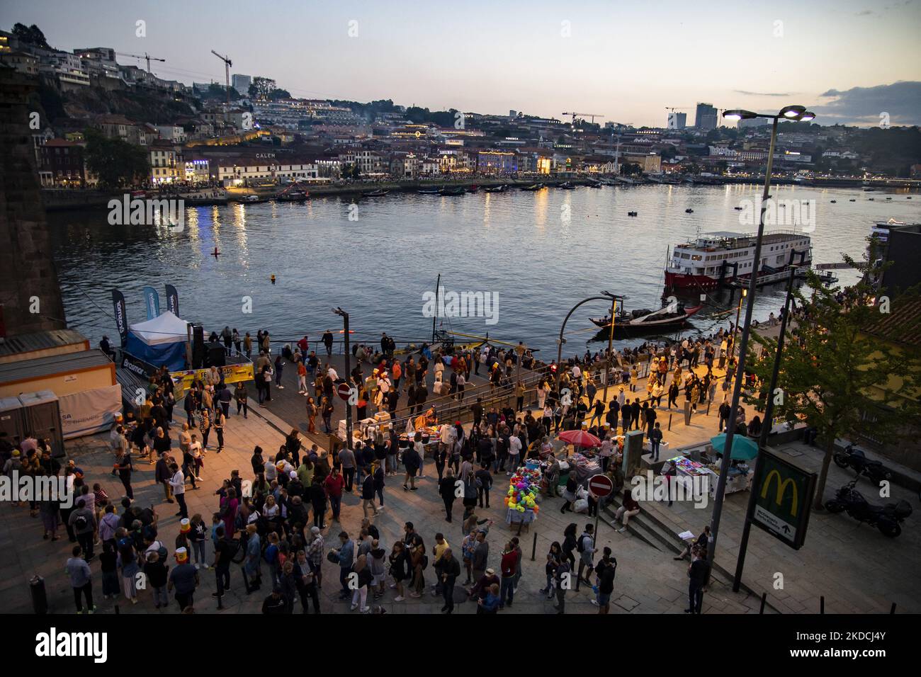 Les gens célèbrent Sao Joao (Saint Jean) dans les rues de Porto, Portugal  sur 23 juin 2022. La célébration, qui est la plus importante pour la ville,  s'est produite pour la première