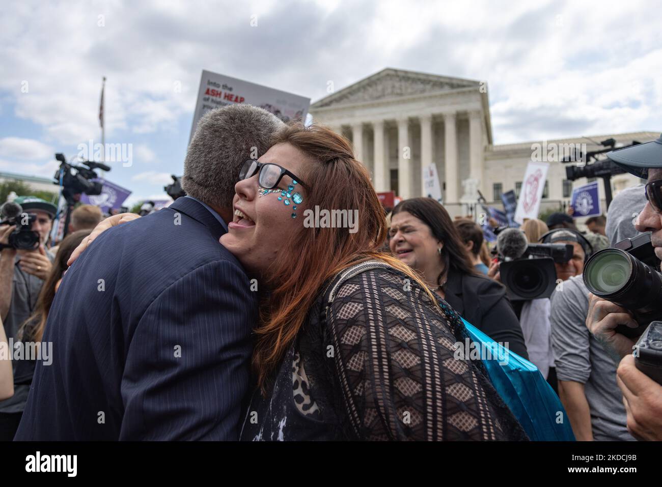 Les manifestants pour les droits anti-avortement célèbrent devant la Cour suprême à Washington, D.C., sur 24 juin 2022, alors qu'il est annoncé que la Cour suprême a invalidé Roe contre Wade. (Photo de Bryan Olin Dozier/NurPhoto) Banque D'Images