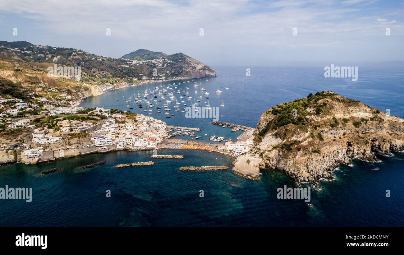 Vue sur le célèbre et pittoresque village de Sant'Angelo à Ischia, en Italie, sur 25 juin 2022. (Photo de Manuel Romano/NurPhoto) Banque D'Images