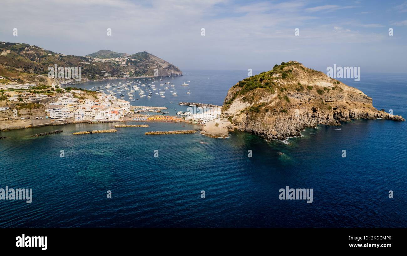 Vue sur le célèbre et pittoresque village de Sant'Angelo à Ischia, en Italie, sur 25 juin 2022. (Photo de Manuel Romano/NurPhoto) Banque D'Images