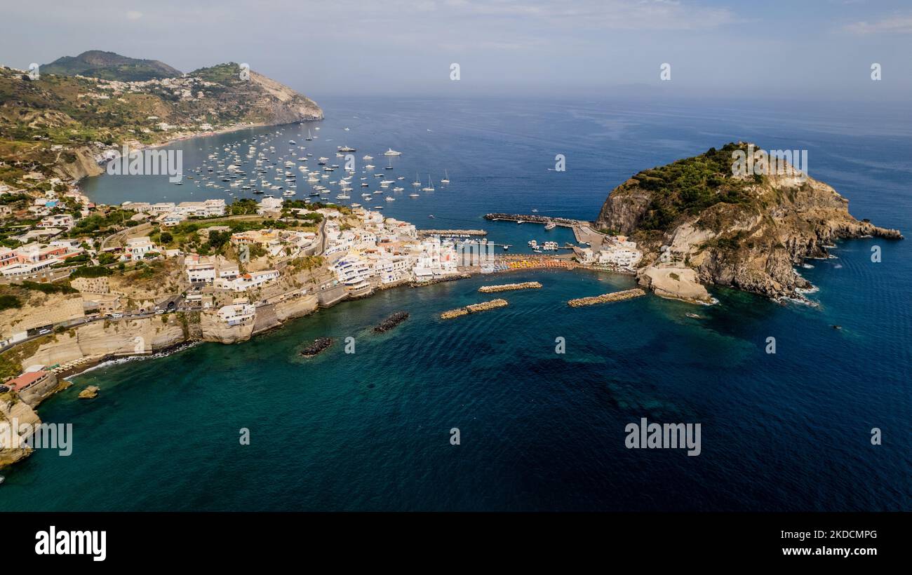Vue sur le célèbre et pittoresque village de Sant'Angelo à Ischia, en Italie, sur 25 juin 2022. (Photo de Manuel Romano/NurPhoto) Banque D'Images