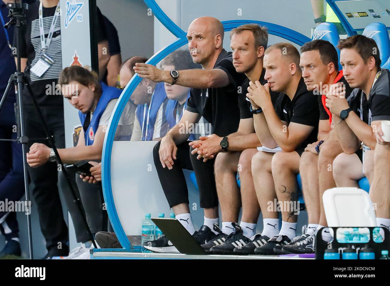 L'entraîneur-chef de Sotchi Vadim Garanin (C) gestes pendant le MATCH de pré-saison de la COUPE Premier DE PARI entre Zenit Saint-Pétersbourg et Sotchi sur 25 juin 2022 au stade Smena à Saint-Pétersbourg, Russie. (Photo de Mike Kireev/NurPhoto) Banque D'Images