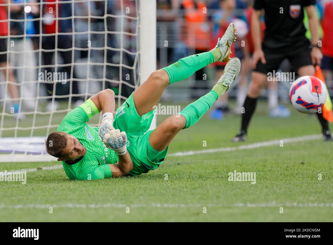 Mikhail Kerzhakov, de Zenit Saint-Pétersbourg, sauve le ballon pendant la course de pénalité après le match de pré-saison de la COUPE Premier DU PARI entre Zenit Saint-Pétersbourg et Sotchi sur 25 juin 2022 au stade Smena à Saint-Pétersbourg, en Russie. (Photo de Mike Kireev/NurPhoto) Banque D'Images