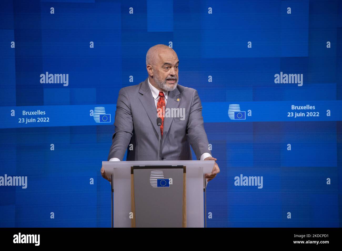 EDI Rama Premier ministre d'Albanie, comme on l'a vu, parlant aux médias et aux journalistes lors d'une conférence de presse après le sommet UE-Balkans occidentaux avec le thème principal l'élargissement de l'Union européenne sur les Balkans occidentaux. Les négociations d'élargissement de l'UE ont échoué pour les six pays des Balkans, à savoir l'Albanie, la Bosnie, le Kosovo, le Monténégro, la Macédoine du Nord et la Serbie, mais l'Ukraine et la Moldavie ont toutes deux été acceptées avec le statut de membres candidats à l'UE. Réunion des dirigeants UE-Balkans occidentaux du 23 juin 2022, en prévision du sommet du Conseil européen à Bruxelles, Belgique. (Photo de Nicolas Economou/NurPhoto) Banque D'Images