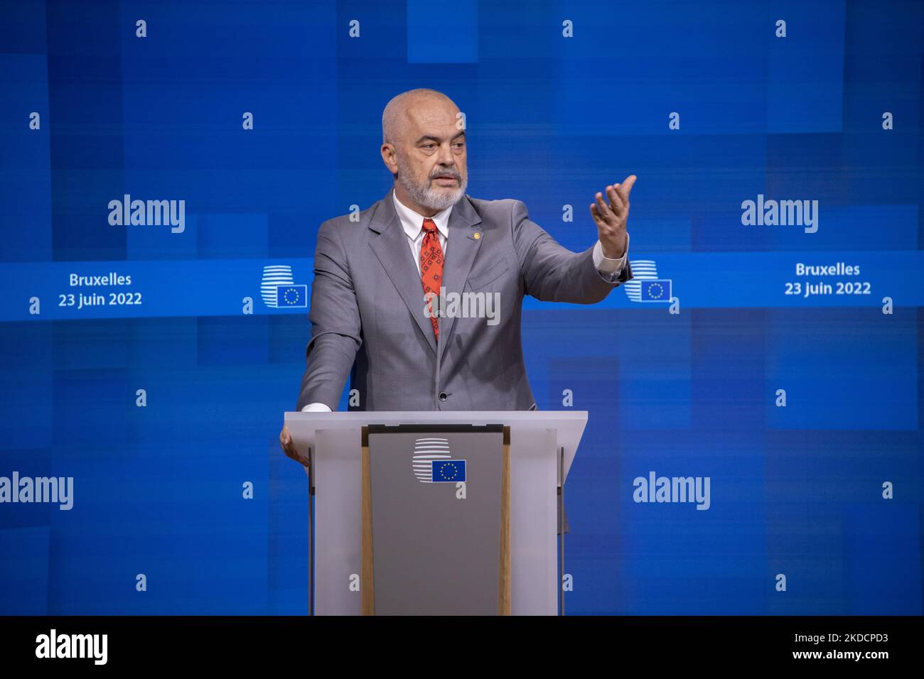 EDI Rama Premier ministre d'Albanie, comme on l'a vu, parlant aux médias et aux journalistes lors d'une conférence de presse après le sommet UE-Balkans occidentaux avec le thème principal l'élargissement de l'Union européenne sur les Balkans occidentaux. Les négociations d'élargissement de l'UE ont échoué pour les six pays des Balkans, à savoir l'Albanie, la Bosnie, le Kosovo, le Monténégro, la Macédoine du Nord et la Serbie, mais l'Ukraine et la Moldavie ont toutes deux été acceptées avec le statut de membres candidats à l'UE. Réunion des dirigeants UE-Balkans occidentaux du 23 juin 2022, en prévision du sommet du Conseil européen à Bruxelles, Belgique. (Photo de Nicolas Economou/NurPhoto) Banque D'Images