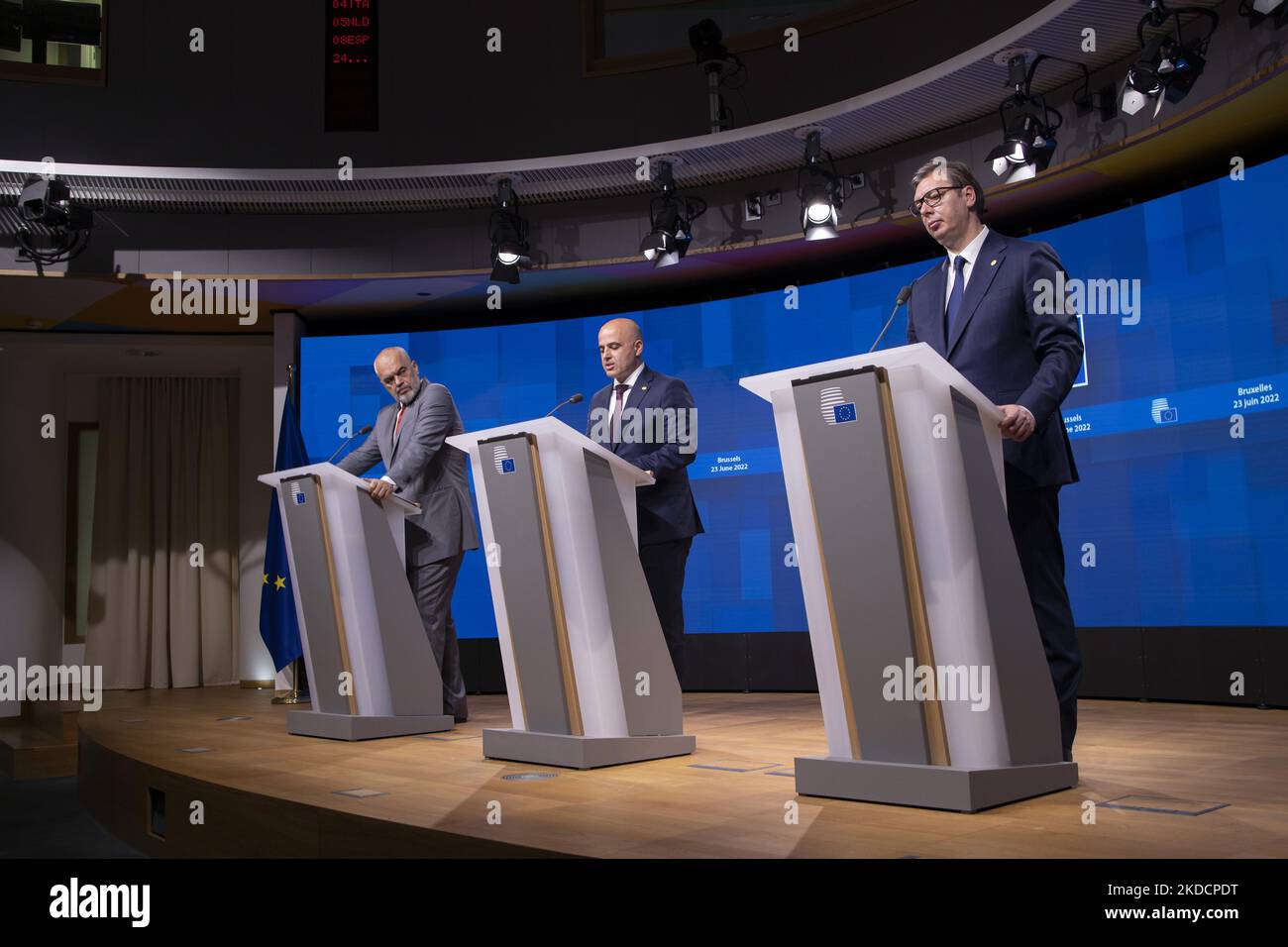 Premier ministre de l'Albanie EDI Rama (L), Le Premier ministre macédonien du Nord, Dimitar Kovachevski (C), et le président serbe, Aleksandr Vucic (R), ont vu parler aux médias et aux journalistes lors d'une conférence de presse conjointe après le sommet UE-Balkans occidentaux avec le thème principal l'élargissement de l'Union européenne sur les Balkans occidentaux. Les négociations d'élargissement de l'UE ont échoué pour les six pays des Balkans, à savoir l'Albanie, la Bosnie, le Kosovo, le Monténégro, la Macédoine du Nord et la Serbie, mais l'Ukraine et la Moldavie ont toutes deux été acceptées avec le statut de membres candidats à l'UE. Réunion des dirigeants de l'UE et des Balkans occidentaux le 23 juin 2022 Banque D'Images