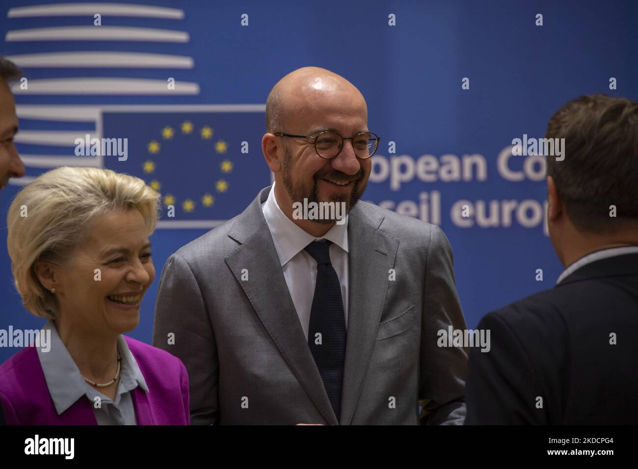Président du Conseil européen Charles Michel (R) tel qu'il a été vu à la Table ronde - Tour de Table avec Ursula von der Leyen (L) Président de la Commission européenne lors du sommet du Conseil européen et de la réunion Eurosommet avec les dirigeants de l'UE. Au cours de cette réunion, l'Ukraine et la Moldavie ont toutes deux été acceptées comme membres candidats à l'adhésion à l'UE. Bruxelles, Belgique sur 24 juin 2022 (photo de Nicolas Economou/NurPhoto) Banque D'Images