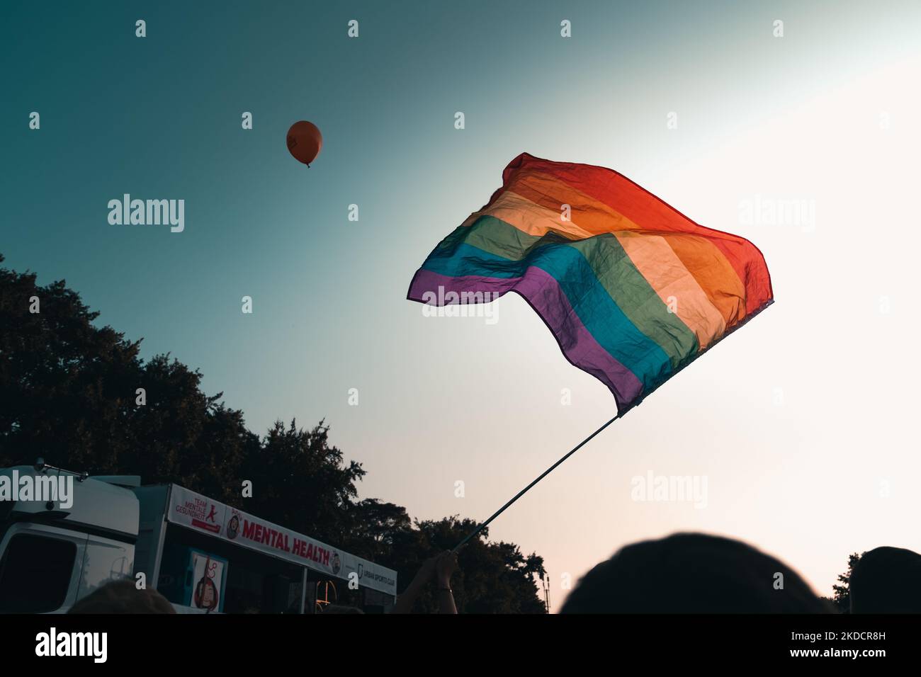 Une personne qui porte un drapeau arc-en-ciel pendant le Christopher Street Day Banque D'Images